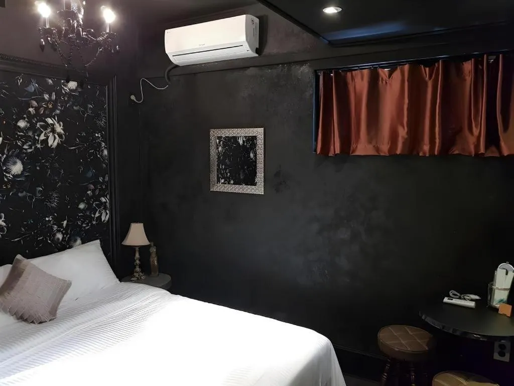 Bed in Hotel Elephant