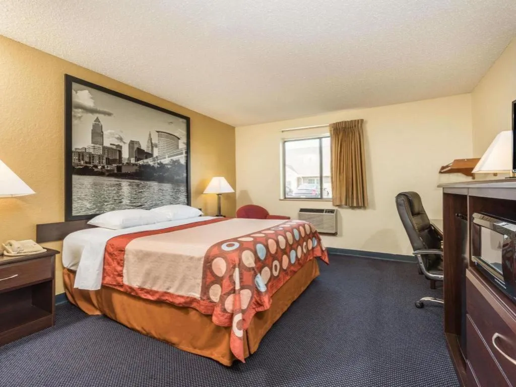 Bed in Super 8 By Wyndham Franklin/Middletown Area