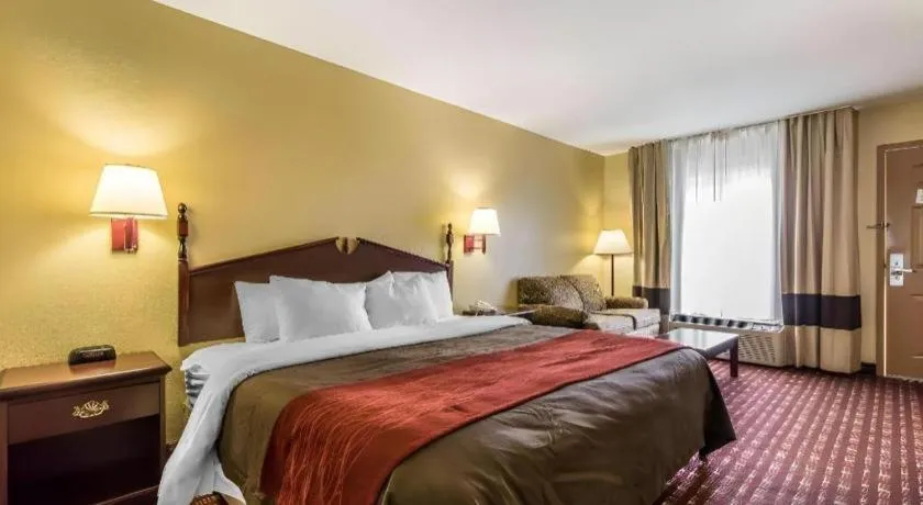 Bed in Quality Inn Andalusia