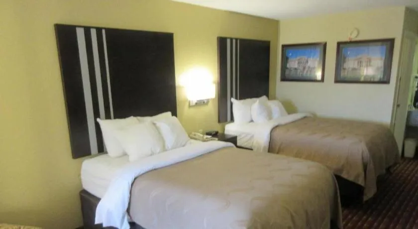 Bed in Quality Inn Andalusia