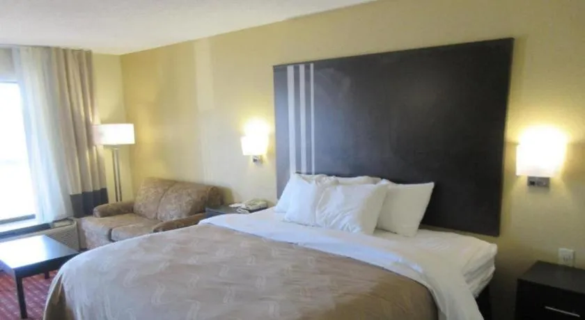 Bed in Quality Inn Andalusia