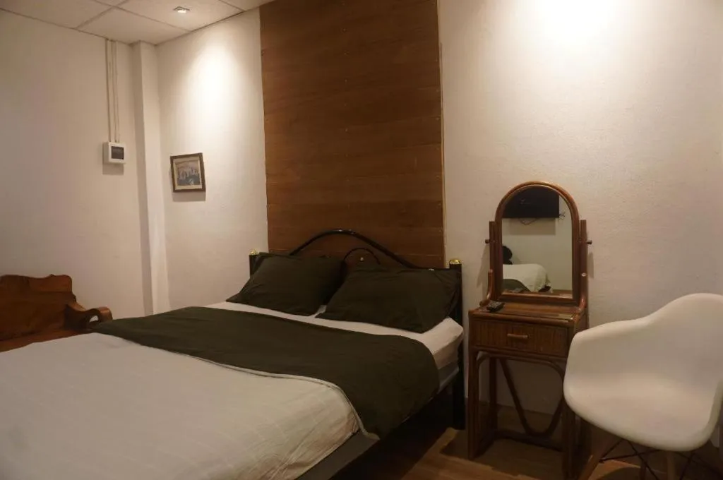 Bed in THE GOOSE HOUSE UBON