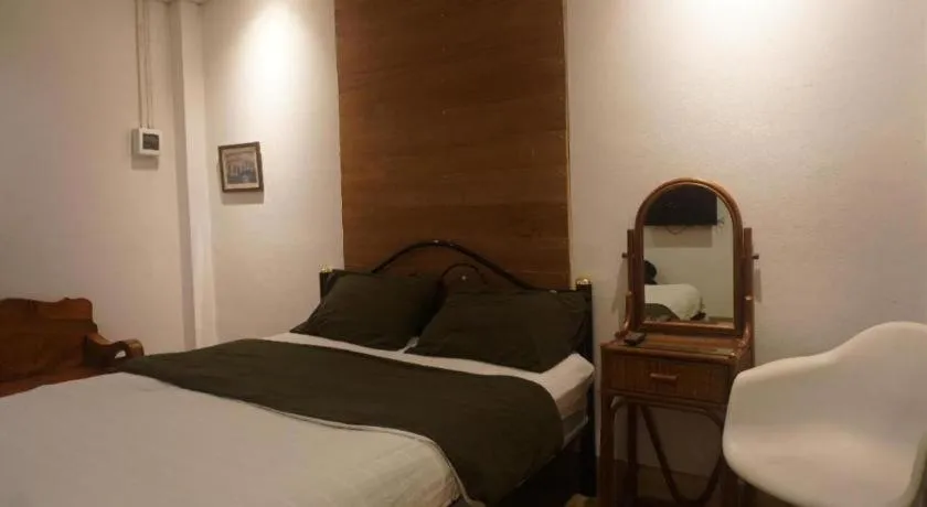 Bed in THE GOOSE HOUSE UBON