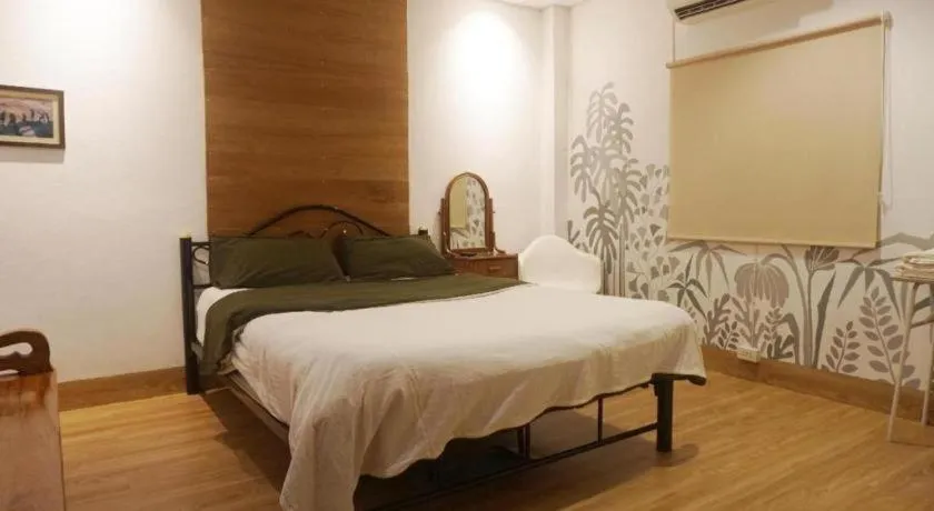 Bed in THE GOOSE HOUSE UBON