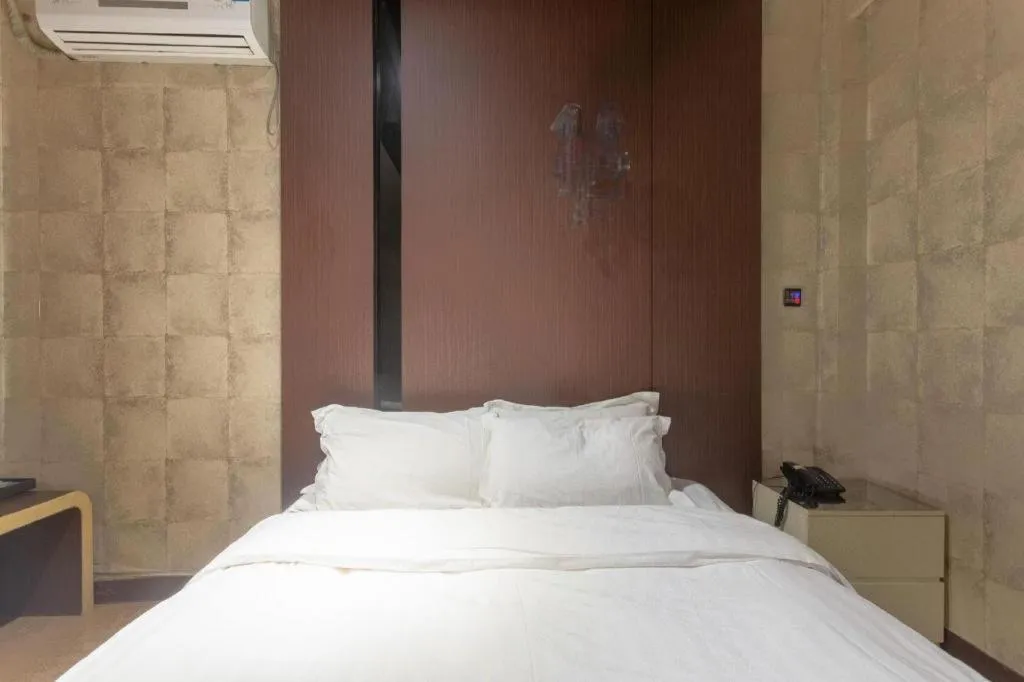 Bed in Qingdao Hengbo Hotel