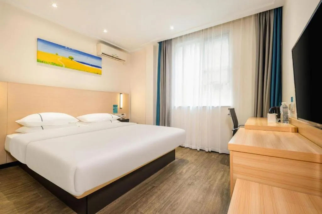 Bed in City Comfort Inn Wuzhou Wangcheng Square