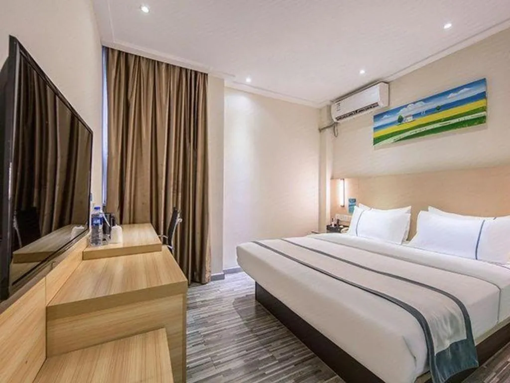 Bed in City Comfort Inn Wuzhou Wangcheng Square