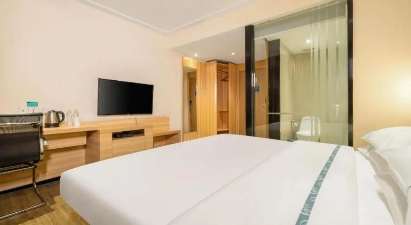 Bed in City Comfort Inn Wuzhou Wangcheng Square