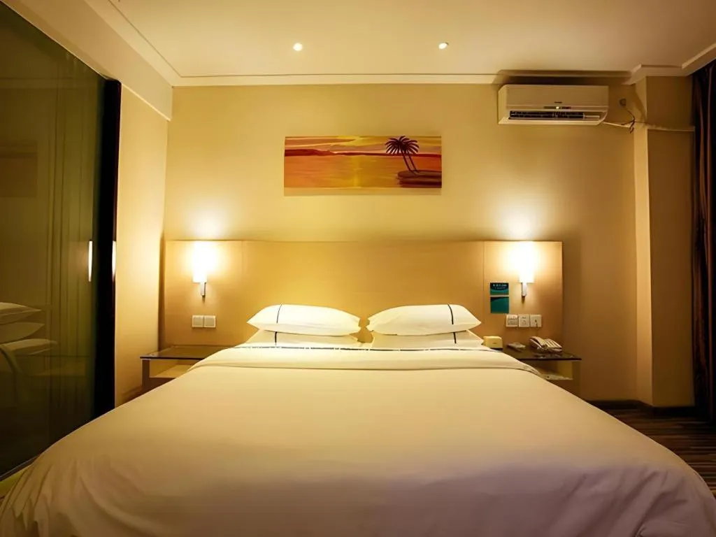 Bed in City Comfort Inn Wuzhou Wangcheng Square