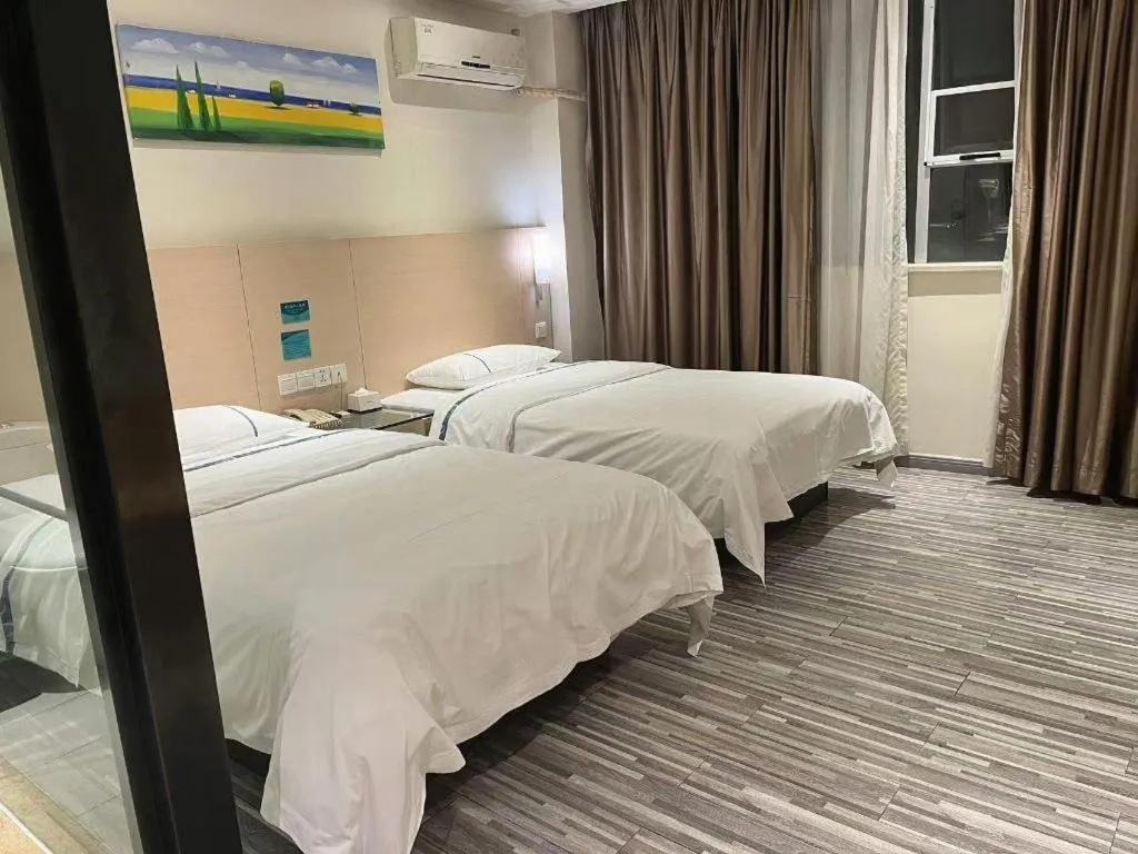 Bed in City Comfort Inn Wuzhou Wangcheng Square