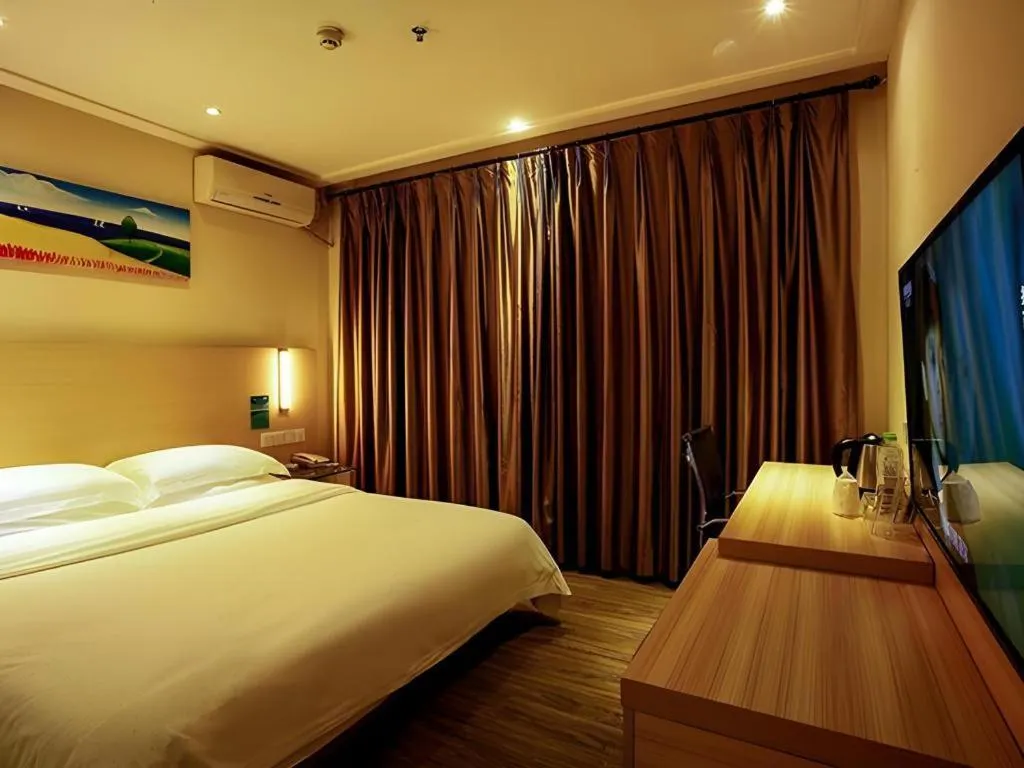 Bed in City Comfort Inn Wuzhou Wangcheng Square