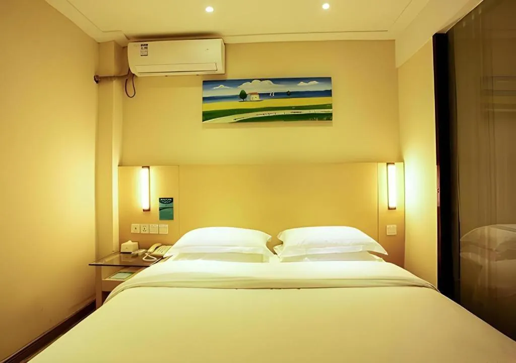 Bed in City Comfort Inn Wuzhou Wangcheng Square