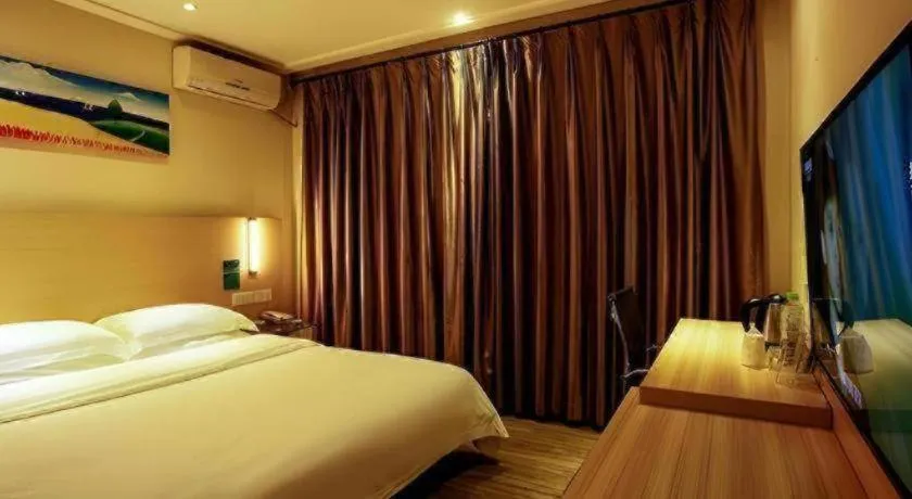 Bed in City Comfort Inn Wuzhou Wangcheng Square