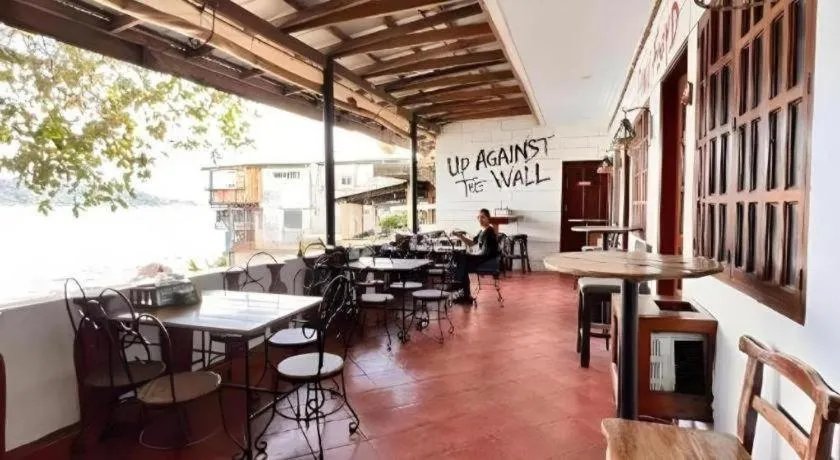 Harleys Pub and Hotel