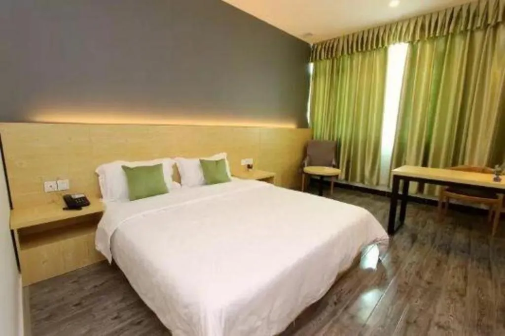 Bed in Yi Mi Hotel Shenzhen Longgang Pinghu South China City