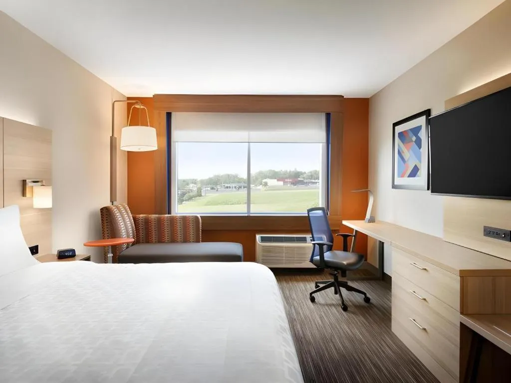 Bed in Holiday Inn Express & Suite Milroy - Reedsville By IHG