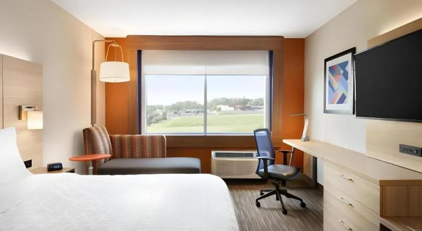 Bed in Holiday Inn Express & Suite Milroy - Reedsville By IHG