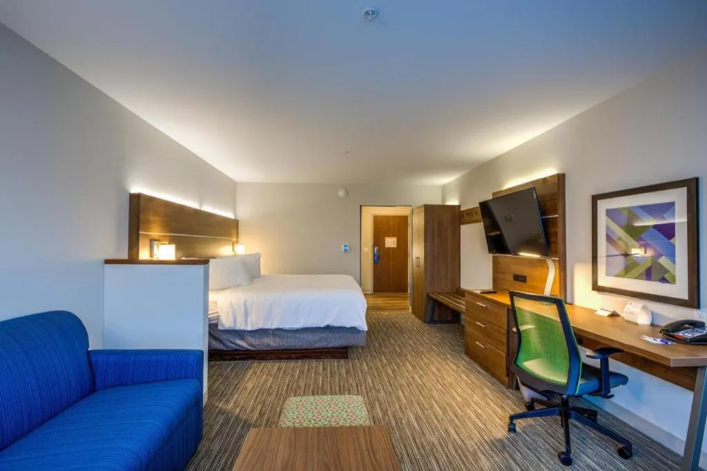 Bed in Holiday Inn Express & Suite Milroy - Reedsville By IHG
