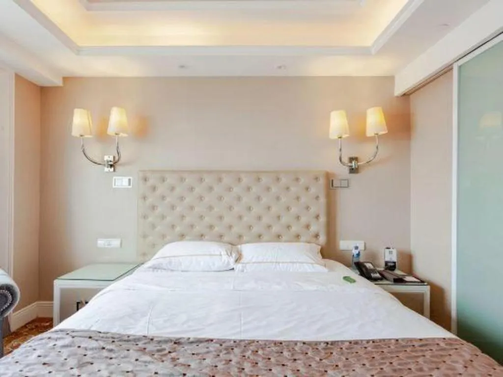 Bed in Yantai Bihai Hotel