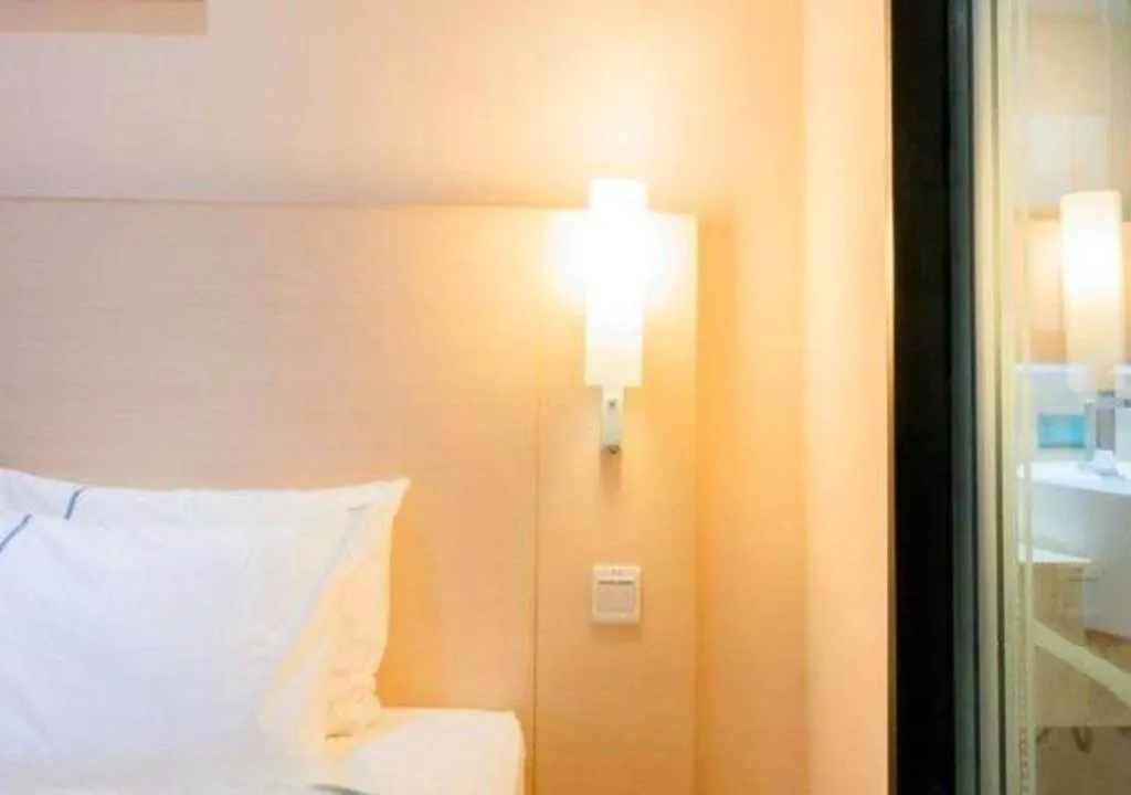 Bed in City Comfort Inn Guigang Tangren Street