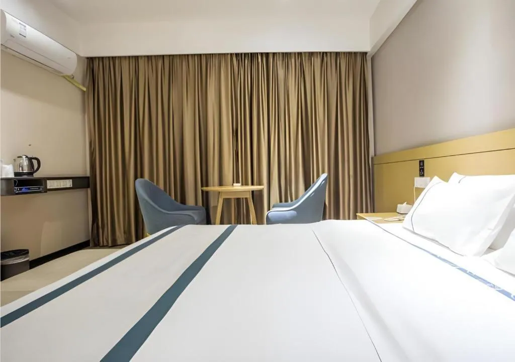 Bed in City Comfort Inn Liuzhou Liunan Wanda Plaza