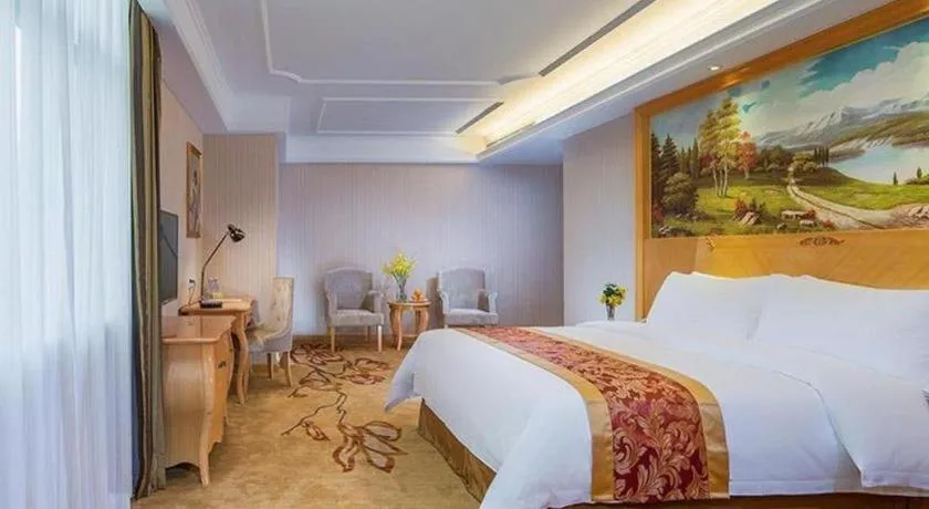 Bed in Vienna Hotel Shenzhen Longgang Dayun Center Branch
