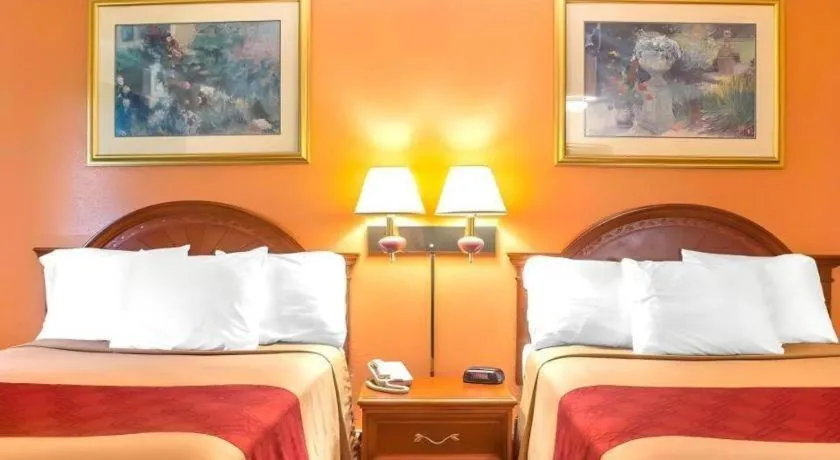 Bed in Econo Lodge Cuba I-86