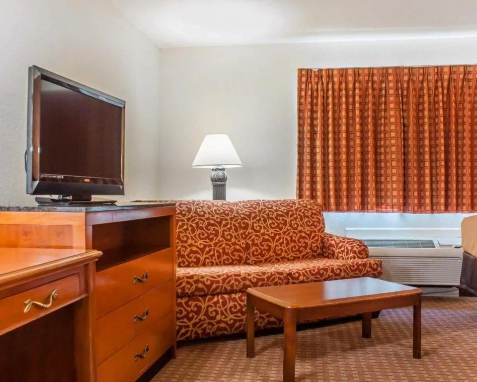 Bed in Econo Lodge Cuba I-86