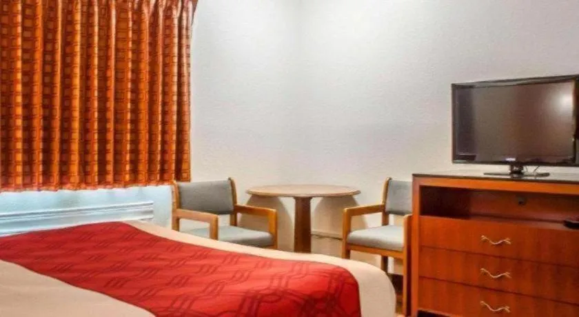 Bed in Econo Lodge Cuba I-86