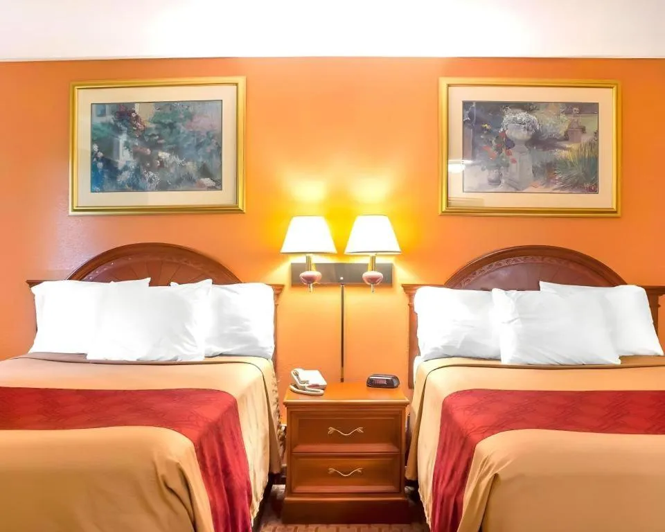 Bed in Econo Lodge Cuba I-86