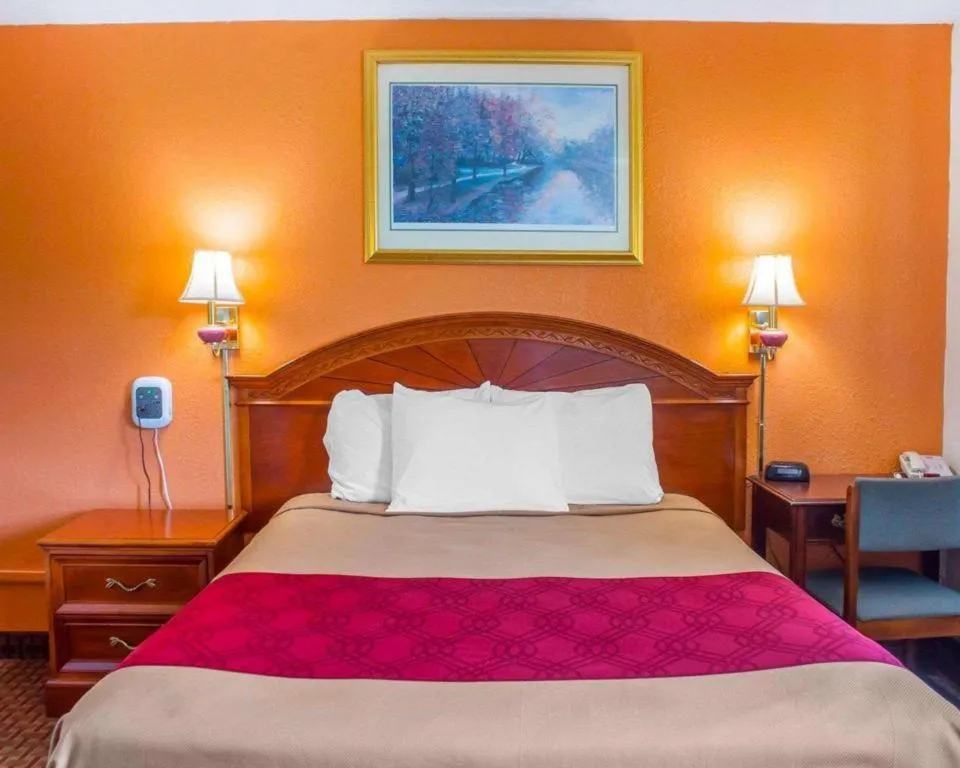 Bed in Econo Lodge Cuba I-86