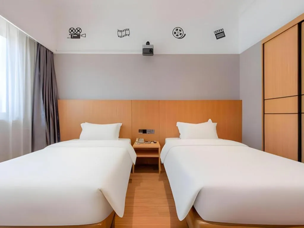 Bed in Carrianna Hotel