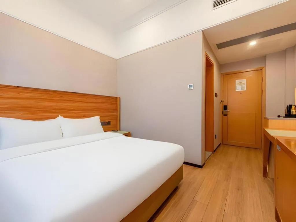 Bed in Carrianna Hotel