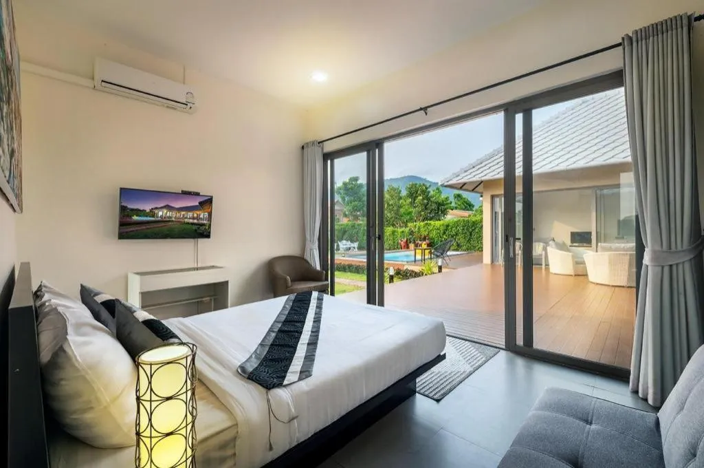 Bed in Lucerne Villa Resort