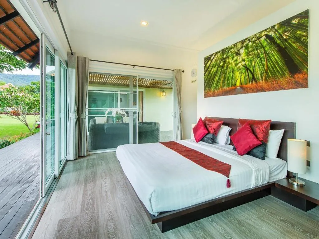 Bed in Lucerne Villa Resort