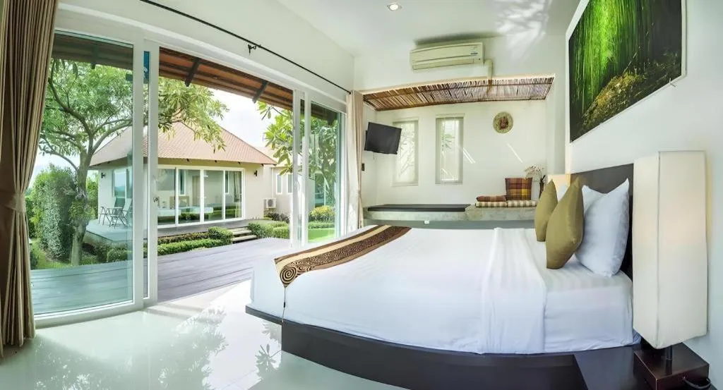 Bed in Lucerne Villa Resort