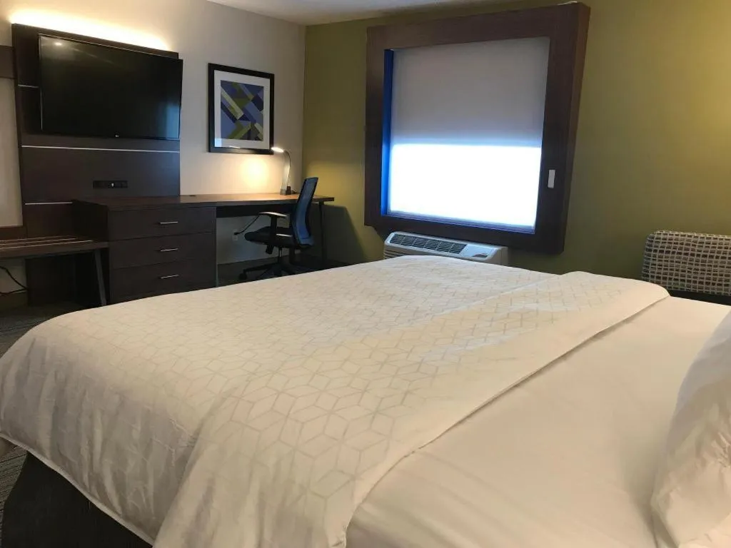 Bed in Holiday Inn Express and Suites Hannibal-Medical Center By IHG