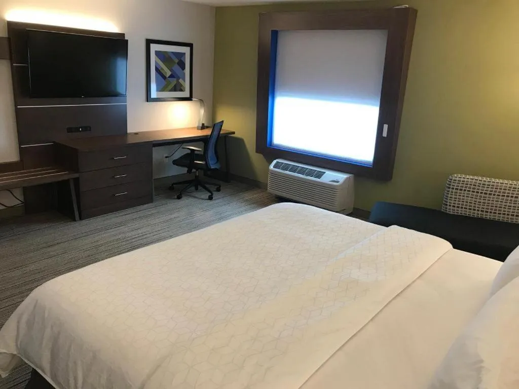Bed in Holiday Inn Express and Suites Hannibal-Medical Center By IHG