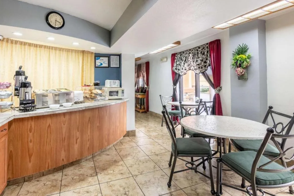 Econo Lodge Inn & Suites Macon North