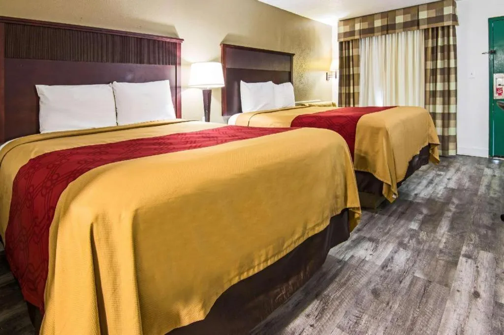Bed in Econo Lodge Inn & Suites Macon North