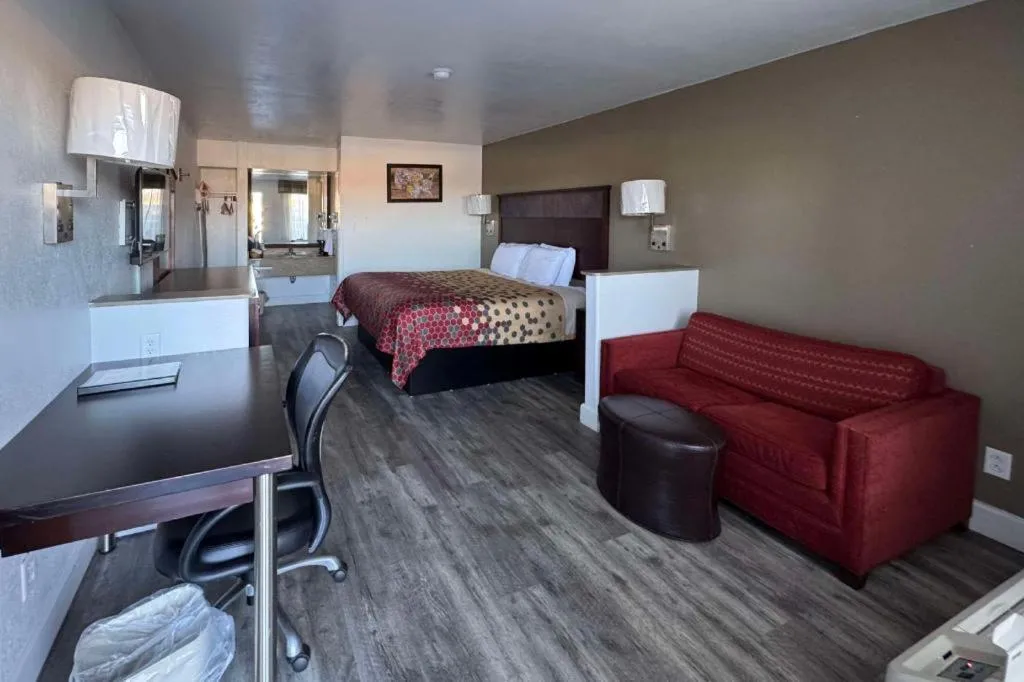 Bed in Econo Lodge Inn & Suites Macon North