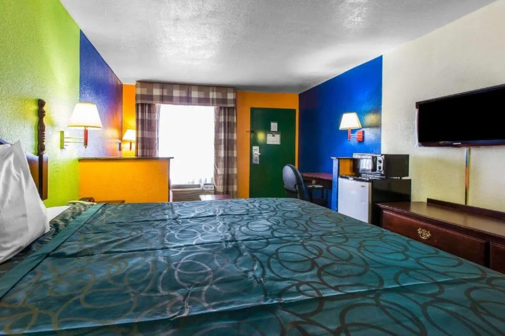 Bed in Econo Lodge Inn & Suites Macon North
