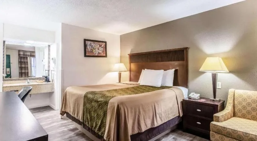 Bed in Econo Lodge Inn & Suites Macon North