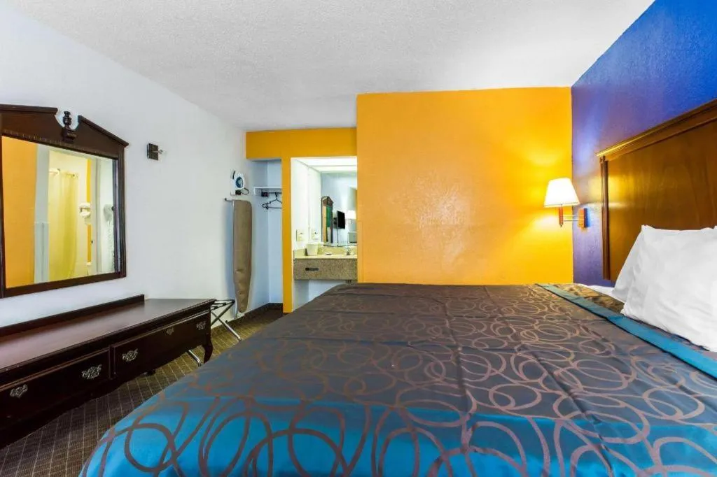 Bed in Econo Lodge Inn & Suites Macon North