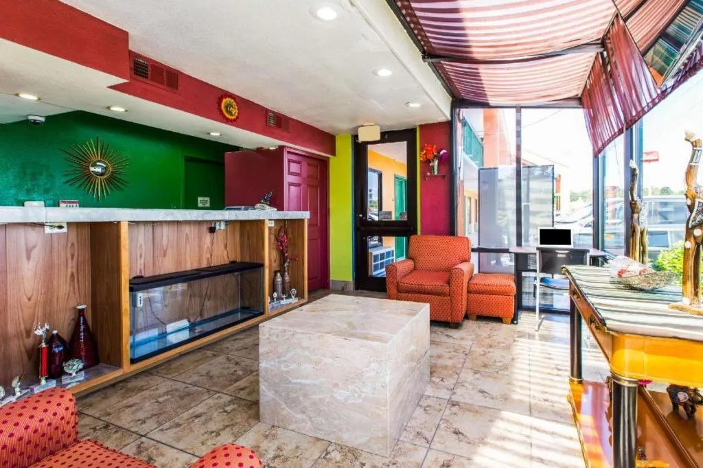 Econo Lodge Inn & Suites Macon North