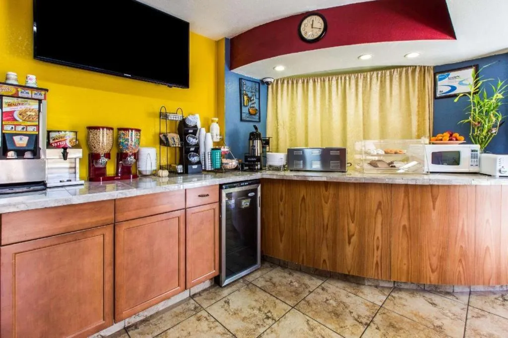 Econo Lodge Inn & Suites Macon North