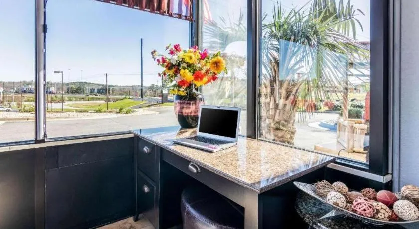 Econo Lodge Inn & Suites Macon North