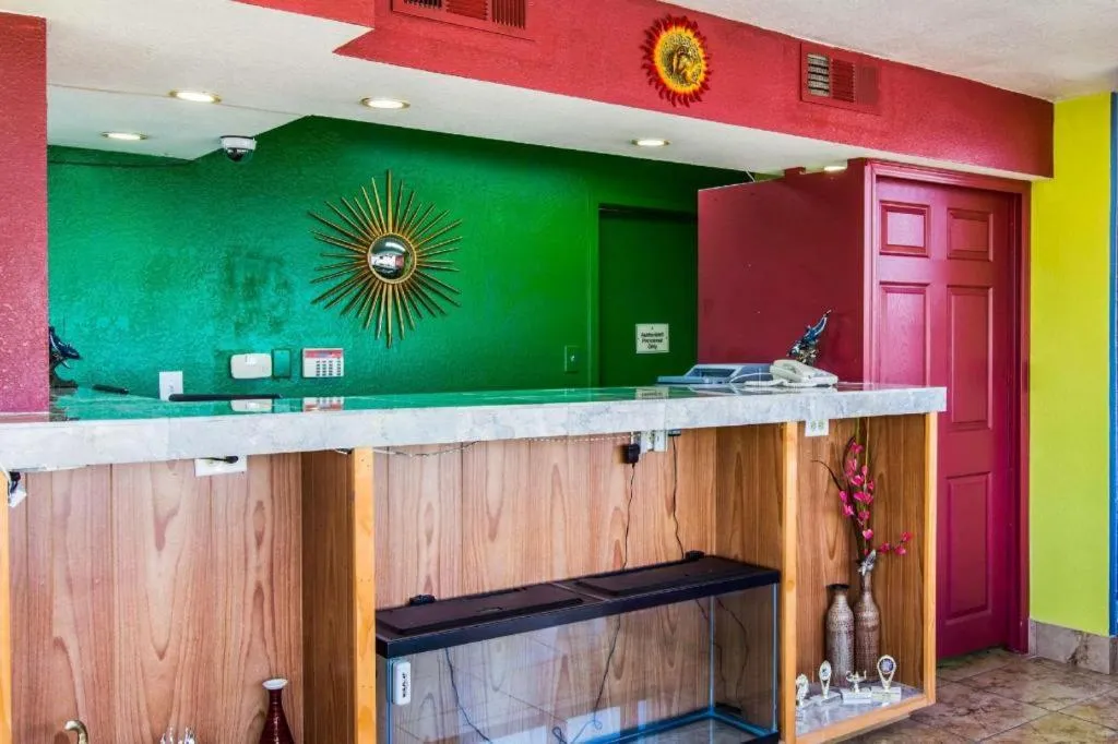 Econo Lodge Inn & Suites Macon North