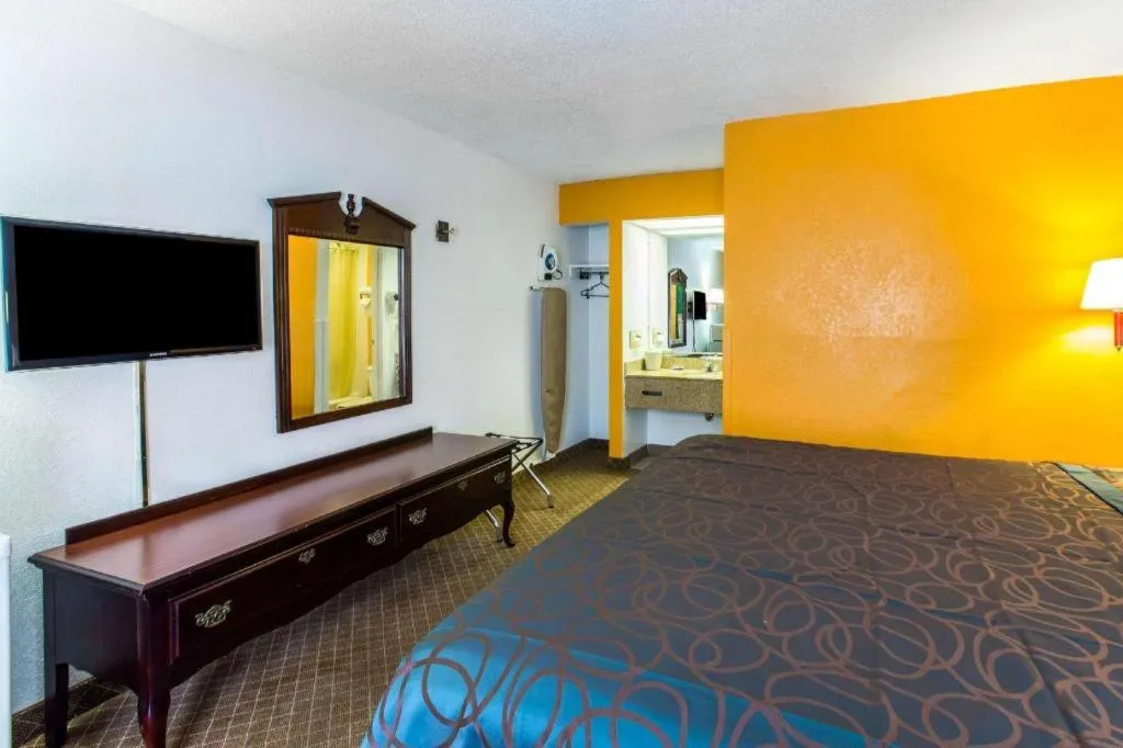 Bed in Econo Lodge Inn & Suites Macon North