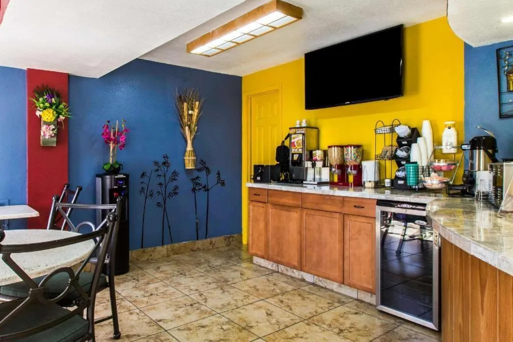 Econo Lodge Inn & Suites Macon North